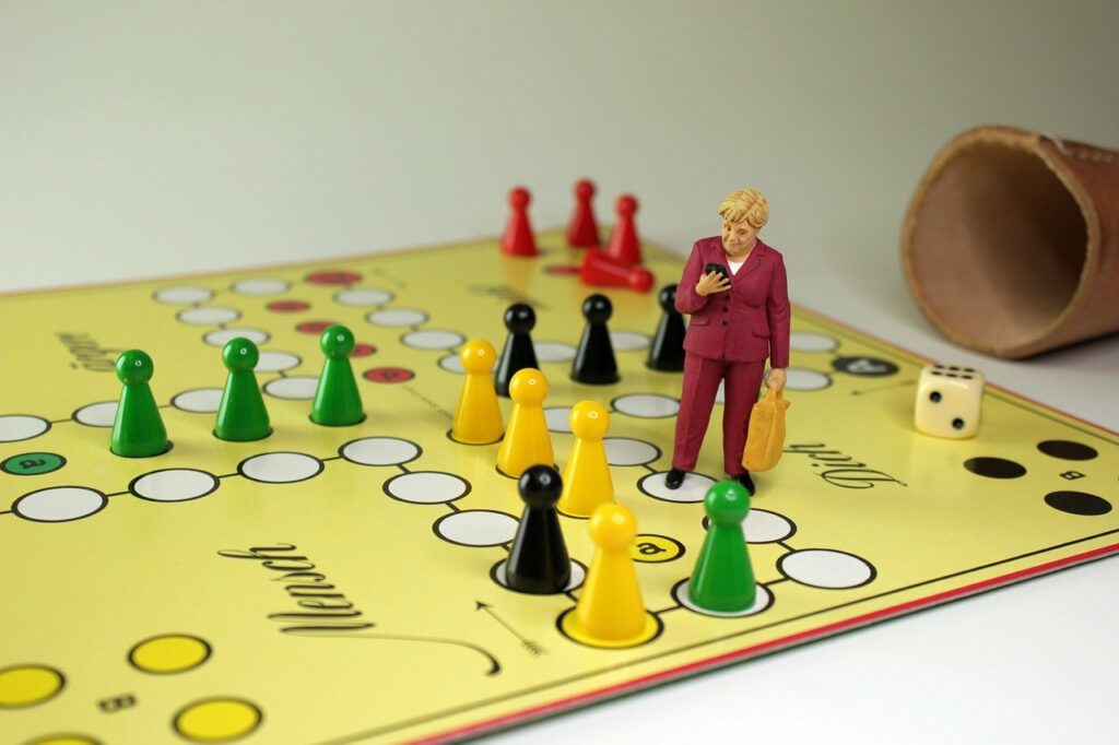 Mensch ärgere dich nicht Spielbrett mit Angela Merkel Figur