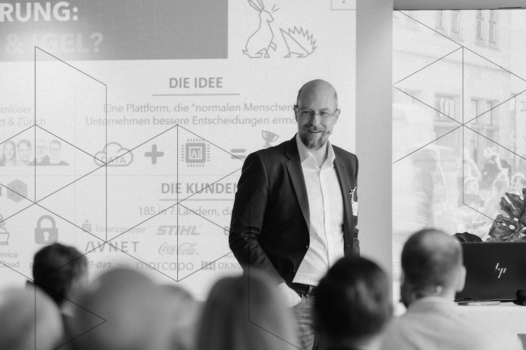 Jan Schoenmakers als Speaker auf der Bühne
